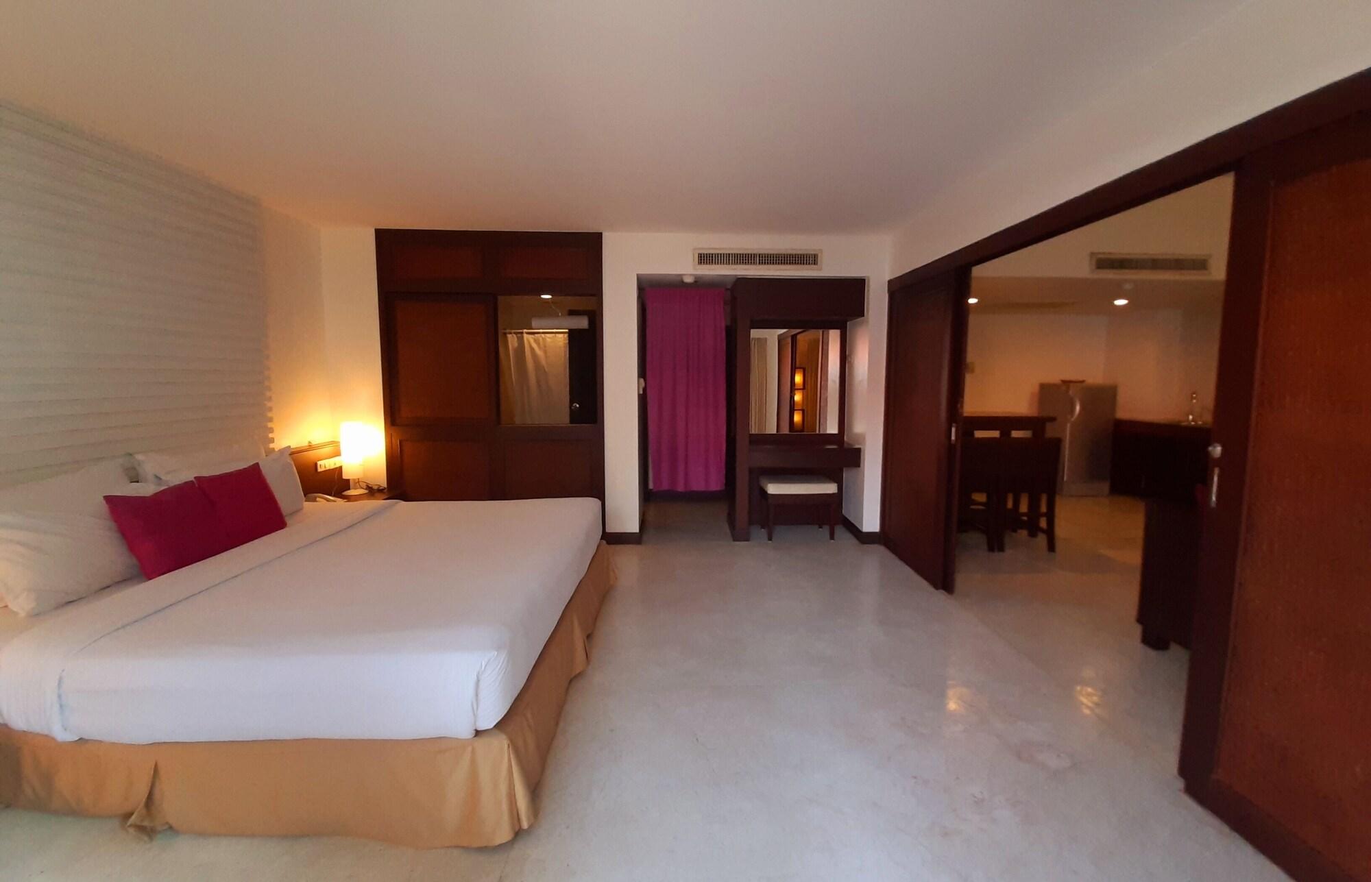 Grand Hotel Pattaya Bagian luar foto