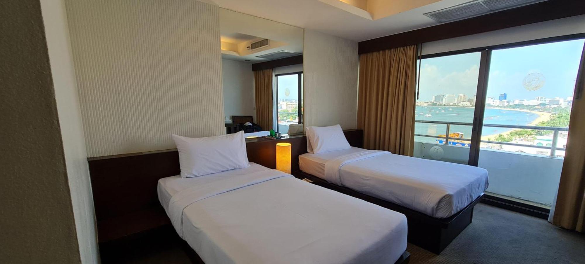 Grand Hotel Pattaya Bagian luar foto