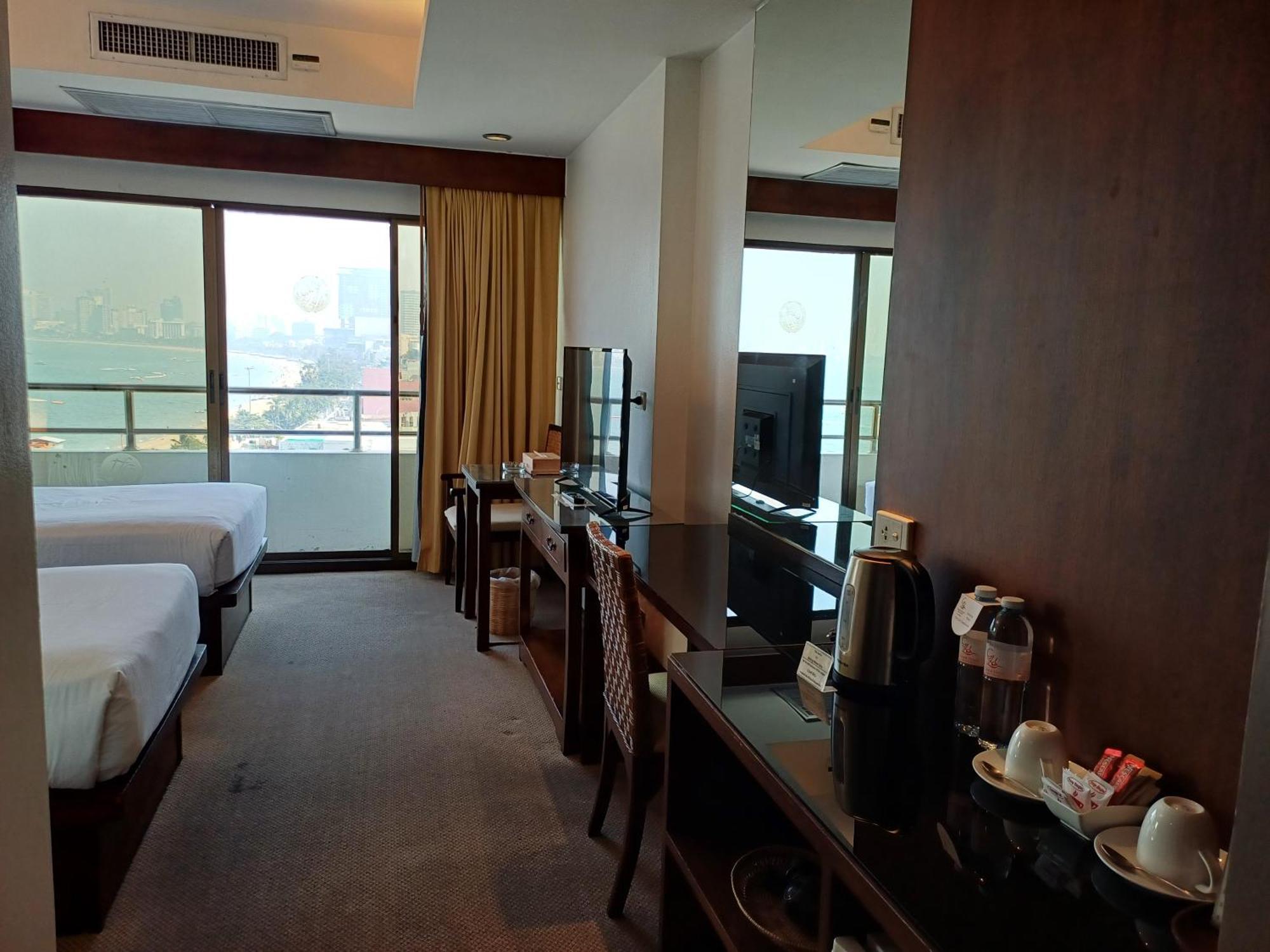 Grand Hotel Pattaya Bagian luar foto